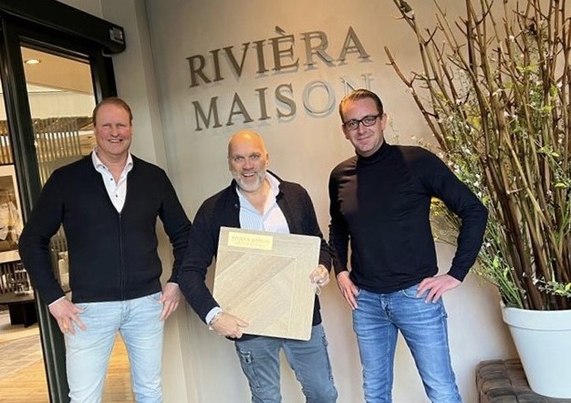 Het team van Holland Top Floor bij een vloerstaal voor de Rivièra Maison-collectie